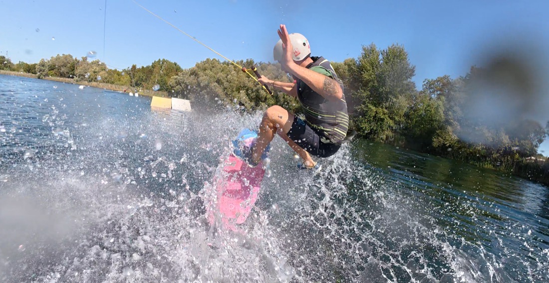Kickflip en wakeskate au wakepark