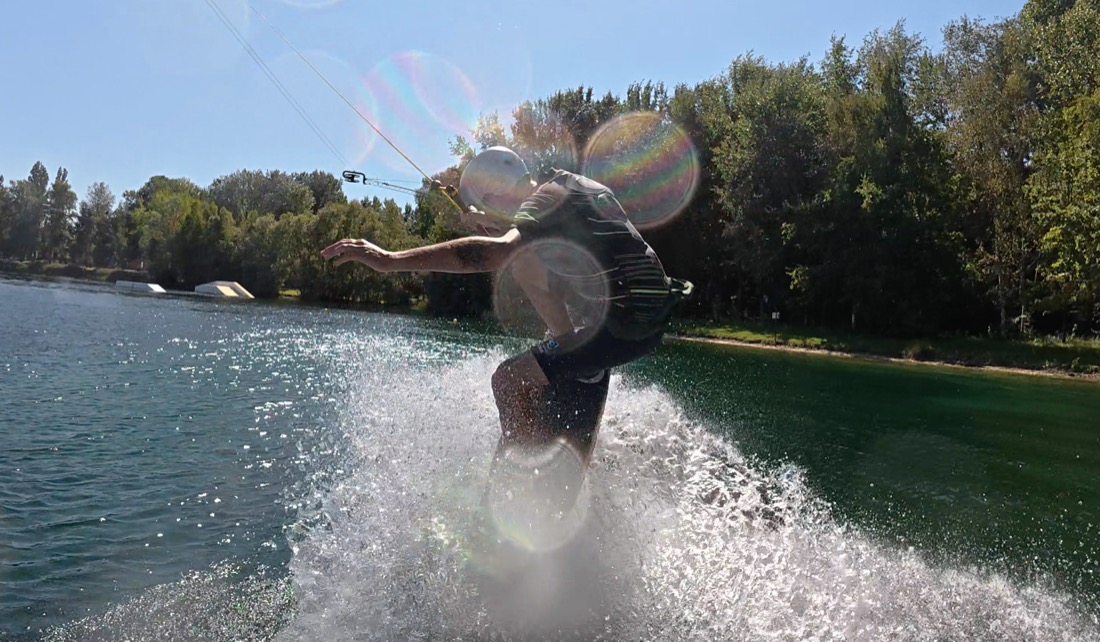 Ollie en wakeskate au wakepark