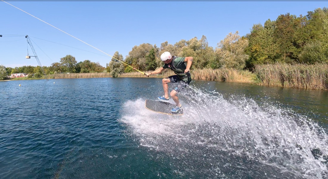 Pop shove en wakeskate au wakepark